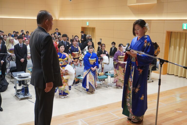 決意を述べる二十歳代表=岡山県鏡野町で