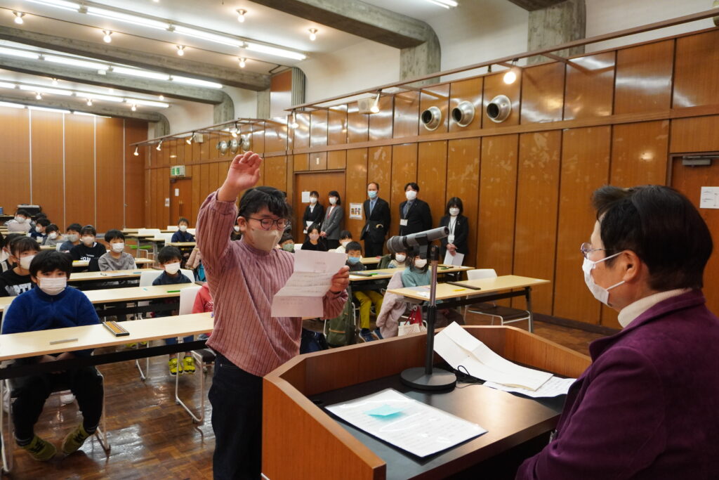 小学校低学年の部で選手宣誓を行う末房美乃さん（10）＝弓削小