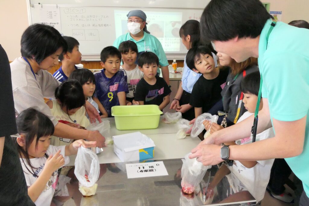 ビニール袋を活用した調理方法で非常食を作る子どもたち