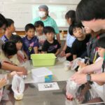 ビニール袋を活用した調理方法で非常食を作る子どもたち