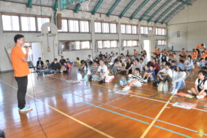 あいさつする松田理事長=岡山県津山市で