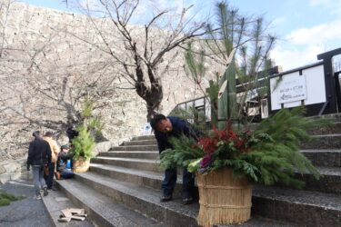 表門に門松を飾る観光協会の職員=岡山県津山市で