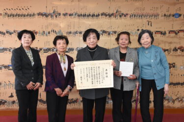 厚生労働大臣表彰を受彰したヘルスボランティア勝北たんぽぽの会=岡山県津山市で