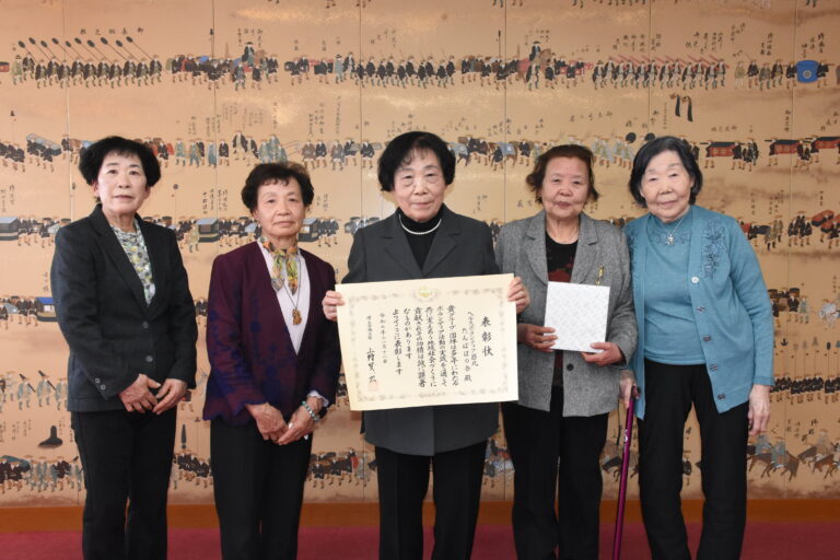 厚生労働大臣表彰を受彰したヘルスボランティア勝北たんぽぽの会=岡山県津山市で