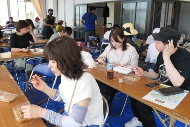 優勝は「津山ホルモンうどん」　ホルモン焼き麺対決　三つ巴でご当地グルメの味競う／鳥取・鳥取市