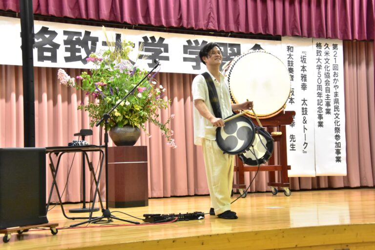 自身が開発した電子和太鼓を演奏する坂本さん