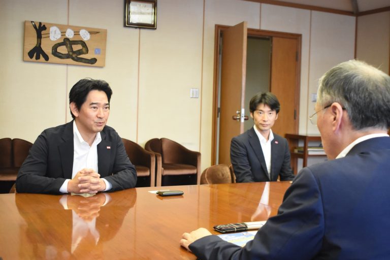 谷口市長を表敬訪問したファジアーノ岡山の北川社長