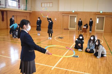 プログラミング楽しい　津山商業高生が指導　東小６年生