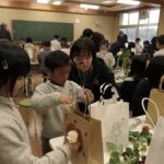 花の配置を考えながら生ける3年生