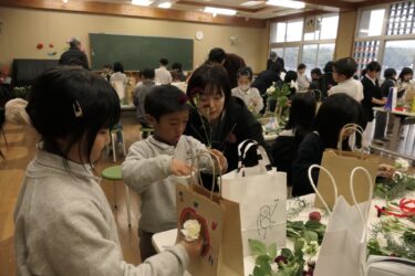 花の配置を考えながら生ける3年生