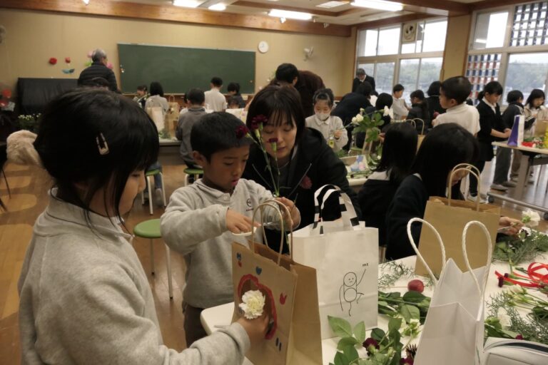 花の配置を考えながら生ける3年生