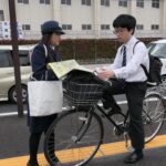 交通指導員の呼びかけに耳を傾ける高校生