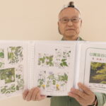 制作した図鑑を手にする小林さん=岡山県鏡野町で