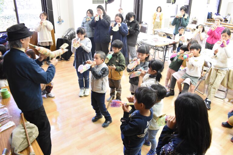 空想楽器・ブーパクの音色を楽しむ子どもたち＝岡山県津山市で
