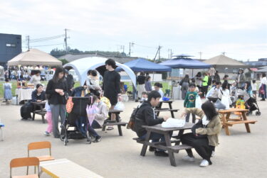 大勢の家族連れらでにぎわう「ようちぇんでマルシェ2025」=岡山県津山市で