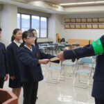 安原署長から表彰状を受け取る加茂小学校の児童代表