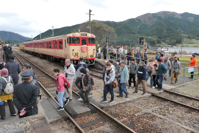 スローライフ列車で観光を楽しむ人たち=岡山県津山市、美作加茂駅で