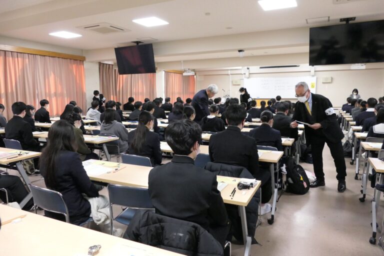 試験開始を待つ受験生たち=岡山県津山市で