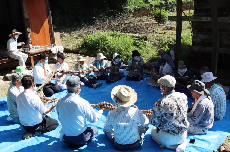 加茂町の物見北観音堂で百万遍供養が行われ、地元の住民ら疫病退散や安隠無事などを願う。