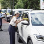 ドライバーに安全運転を呼びかける職員ら=岡山県津山市で