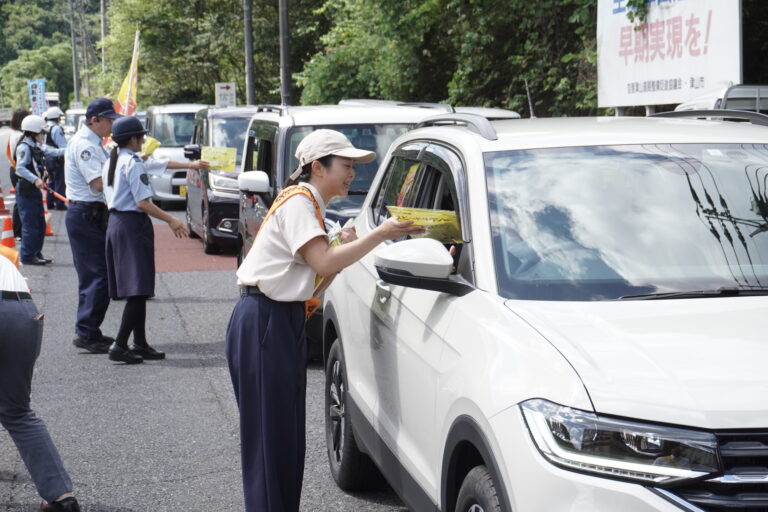 ドライバーに安全運転を呼びかける職員ら=岡山県津山市で