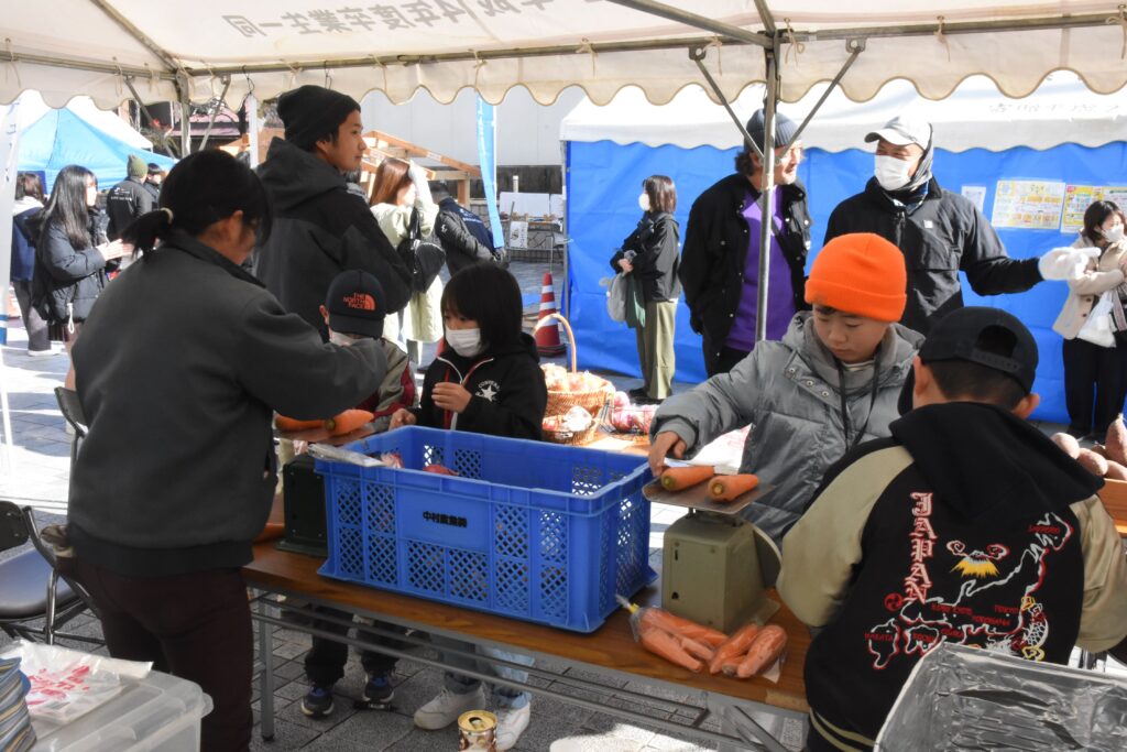 野菜のパッケージングに取り組む子どもたち