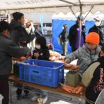 野菜のパッケージングに取り組む子どもたち