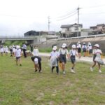 河川敷を清掃する児童と高校生たち