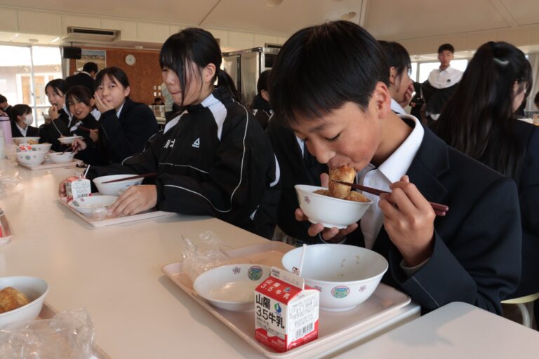 津山産小麦を活用した揚げパンを食べる生徒=岡山県津山市で