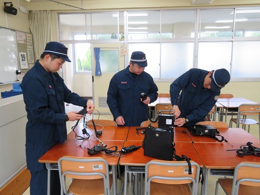 警察署代替災害警備本部設置訓練に取り組む津山署員ら=岡山県津山市、津山東高校で