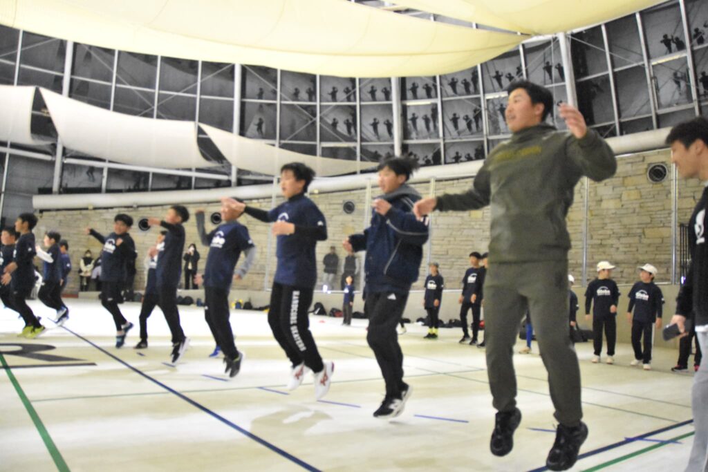 ダンス音楽に合わせジャンプする子どもたち