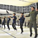 ダンス音楽に合わせジャンプする子どもたち