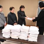手作りの雑巾300枚を贈る津山市愛育委員連合会林田支部のメンバー