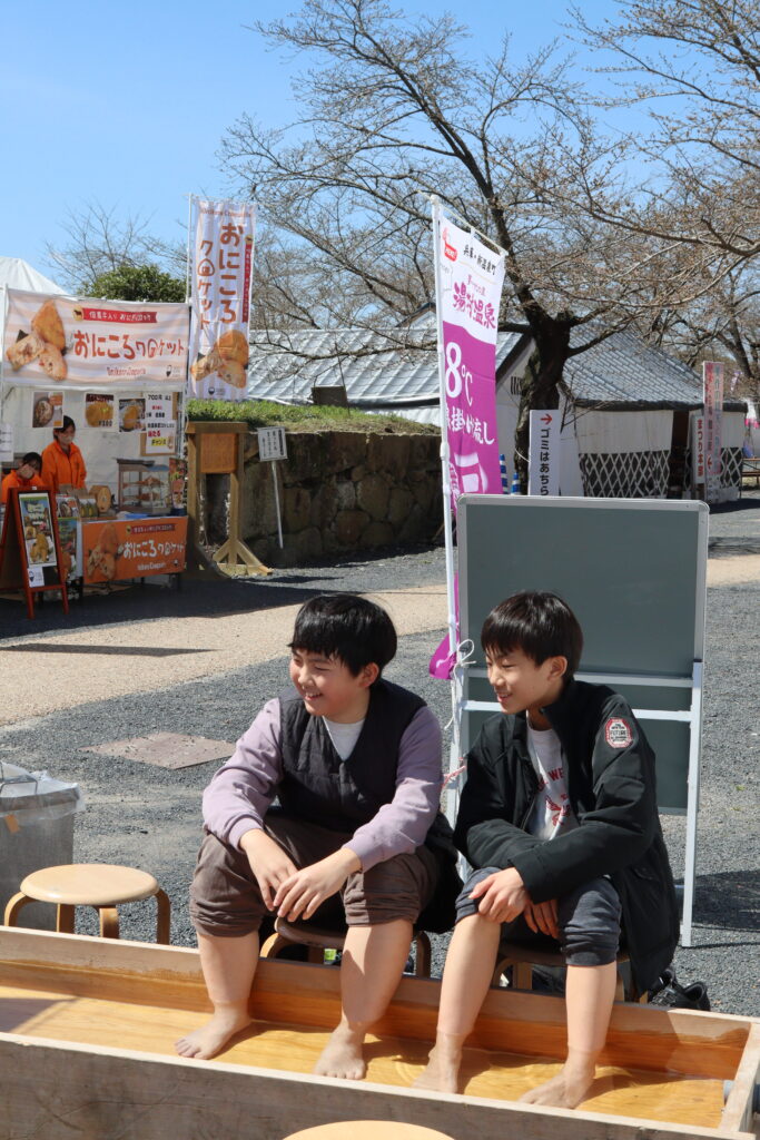 研修で津山城を訪れていた中山航太郎くん（左）と芦澤亮成くん（右）