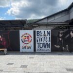 「Koshi Inaba LIVE2024～enⅣ～」と「B’z SHOWCASE 2017 -B’z In Your Town-」の看板が並んだJR津山駅