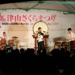 津山城で夜桜ライブ　「神鳴KAMIｰNARI」　雨上がりに多くの観客を魅了／岡山・津山市