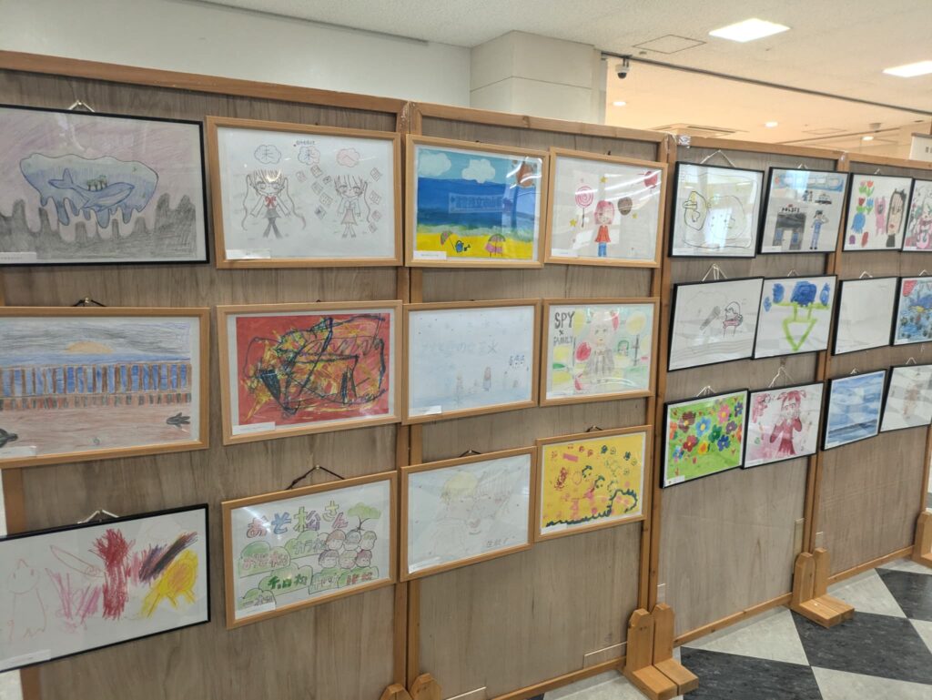 会場に並ぶ子どもたちの作品