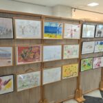 会場に並ぶ子どもたちの作品