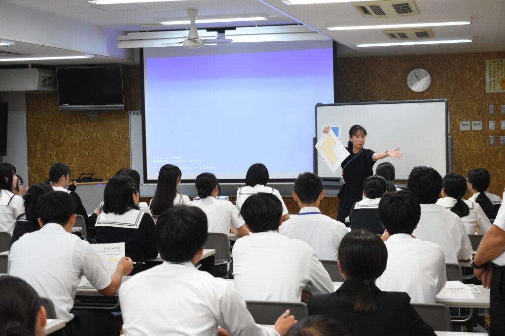 勝間田小学校での学校訪問バスツアー