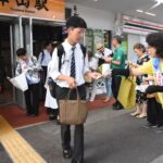 街頭啓発活動を行う参加者=岡山県津山市、JR津山駅前で