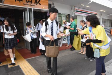 街頭啓発活動を行う参加者=岡山県津山市、JR津山駅前で