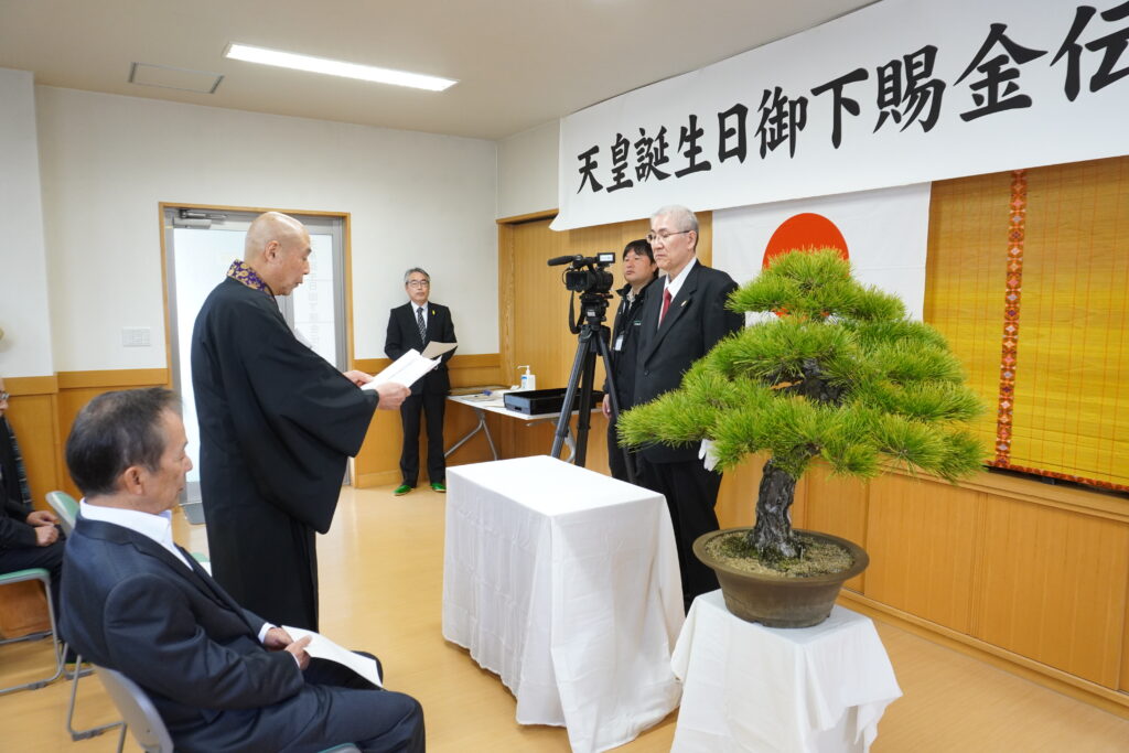 謝辞を述べる大久保知昭理事長