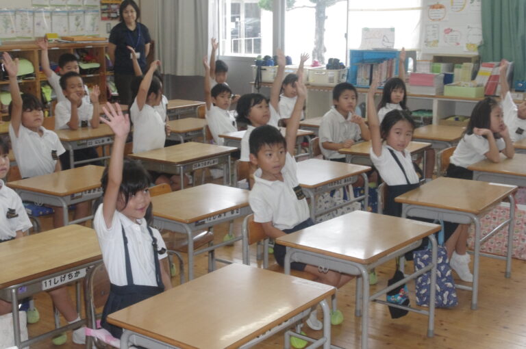 教室で元気よく挙手する子どもたち=岡山県津山市で