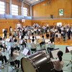 会場が一つになった校歌の演奏=岡山県津山市で