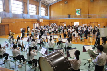 会場が一つになった校歌の演奏=岡山県津山市で