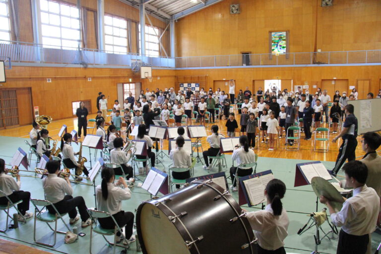 会場が一つになった校歌の演奏=岡山県津山市で