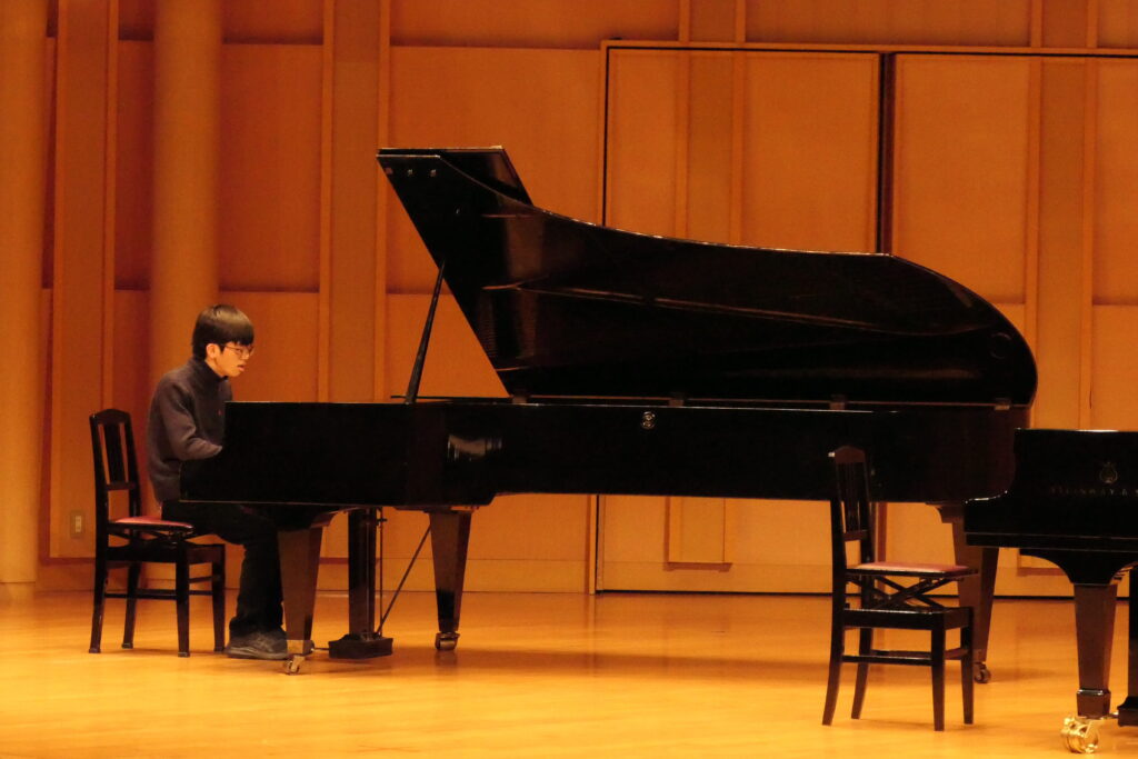 ベーゼンドルファーで演奏する参加者