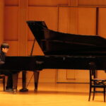 ベーゼンドルファーで演奏する参加者