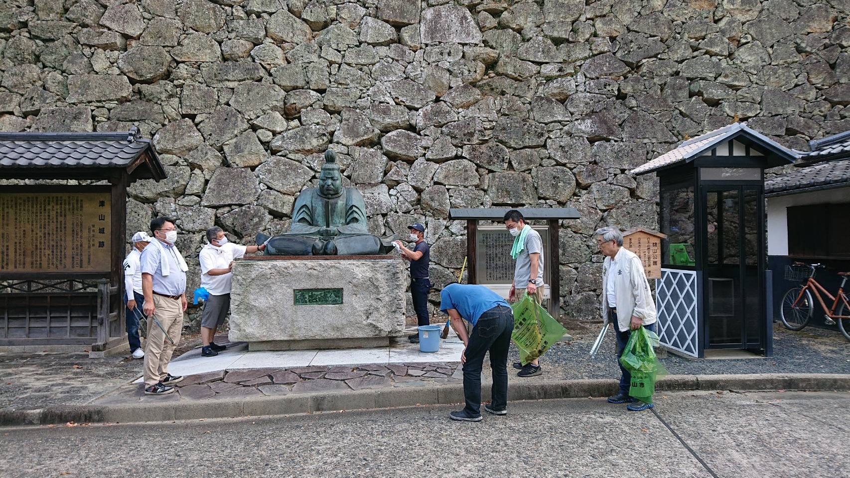 津山鶴山ライオンズクラブは２日早朝、津山城跡周辺で清掃奉仕活動に汗を流した