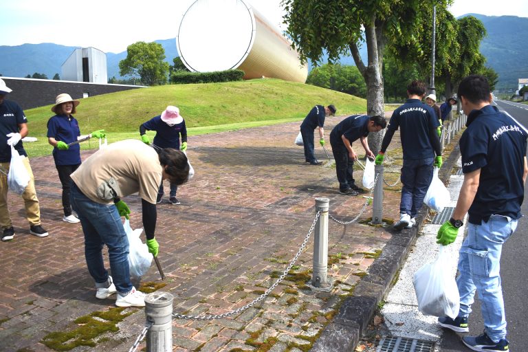 清掃活動を行う参加者たち